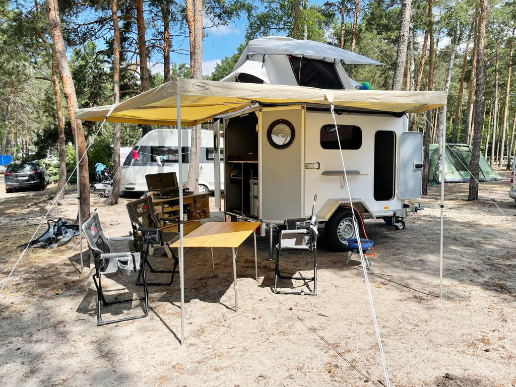 Camping Anhänger für eine Familie mit Markise und Dachzelt